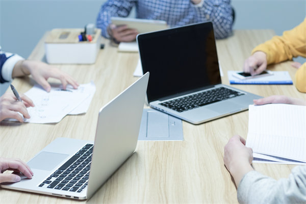 企業(yè)的戰(zhàn)略是精心設(shè)計的，還是臨機應(yīng)變的？