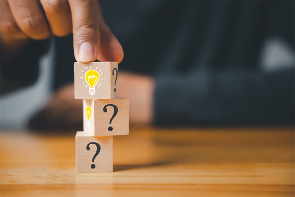 在制定企業(yè)戰(zhàn)略規(guī)劃時，如何平衡短期與長期目標？