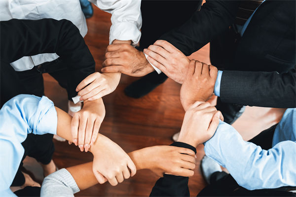 在制定企業(yè)戰(zhàn)略規(guī)劃時(shí)，如何平衡短期與長期目標(biāo)？