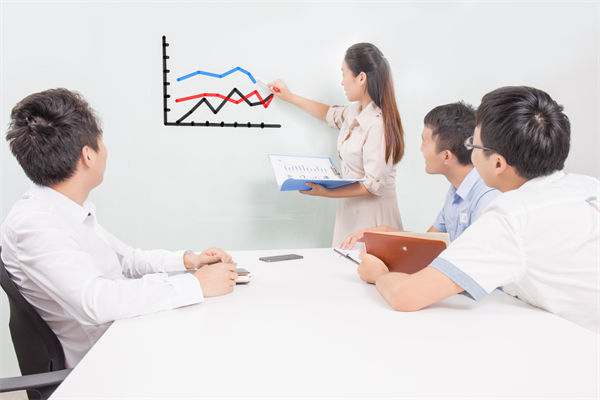 績(jī)效咨詢過(guò)程中，如何確保咨詢方案的落地實(shí)施？