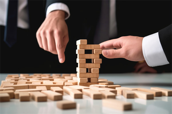 面對(duì)復(fù)雜市場(chǎng)環(huán)境，集團(tuán)管控咨詢?nèi)绾未_保企業(yè)穩(wěn)健前行？